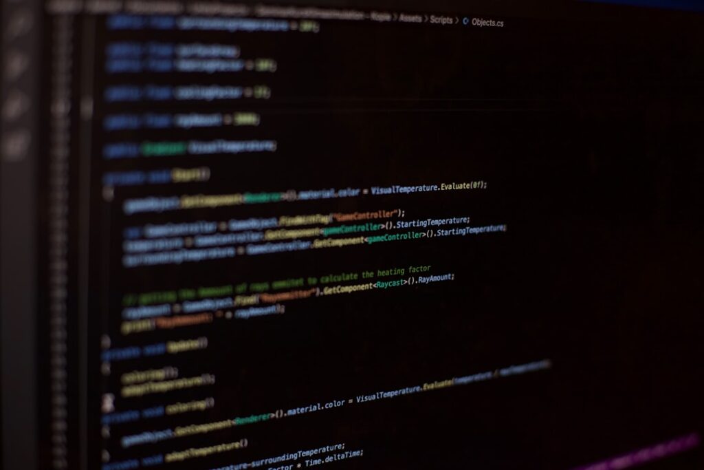 Fragmento de código JSON-LD em tela de computador com linhas de marcação destacadas.