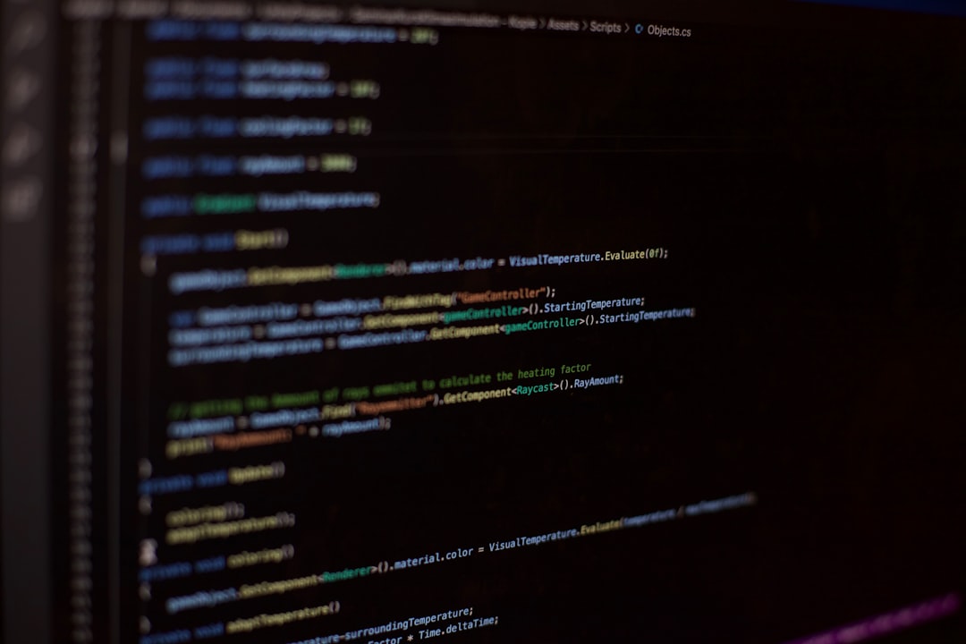 Fragmento de código JSON-LD em tela de computador com linhas de marcação destacadas.