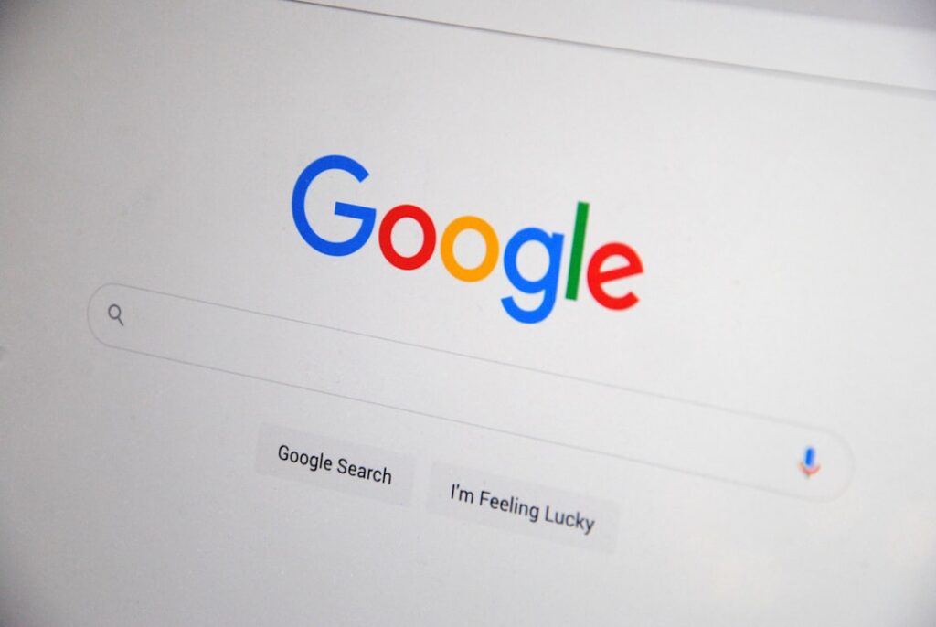 Tela de computador exibindo resultados de busca e anúncios patrocinados em interface do Google
