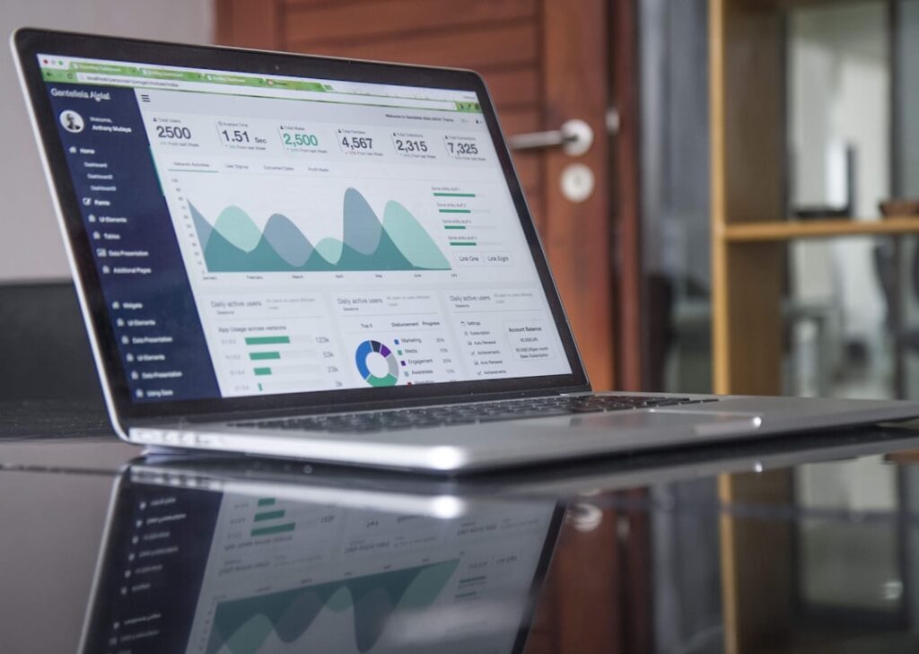 Tela de computador exibindo painel de análise de dados e métricas de campanha publicitária digital