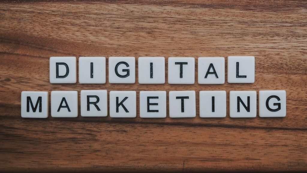 Painel de métricas de campanhas digitais exibido em telas de computador num escritório moderno