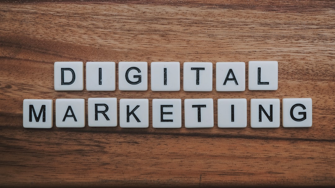 Painel de métricas de campanhas digitais exibido em telas de computador num escritório moderno
