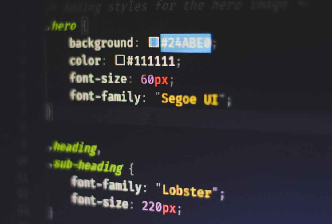 Tela de computador exibindo código e texto simples em escritório moderno, com espaço para texto