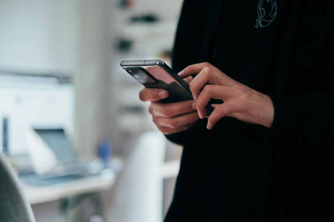 pessoa segurando um smartphone Android preto